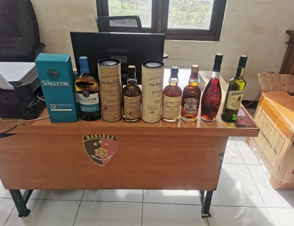 Polrestabes Surabaya Amankan Ratusan Liter Miras Ilegal di Lakarsantri